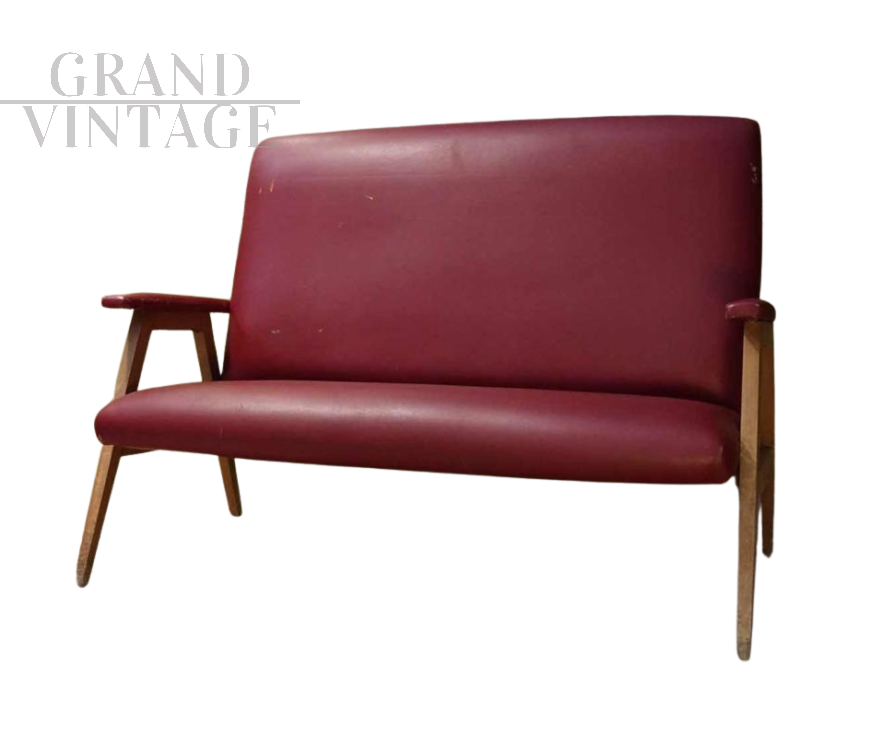 Divanetto anni '60 in skai bordeaux e legno                            
