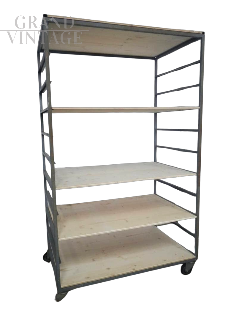Grande carrello industriale a ripiani vintage anni '70                            