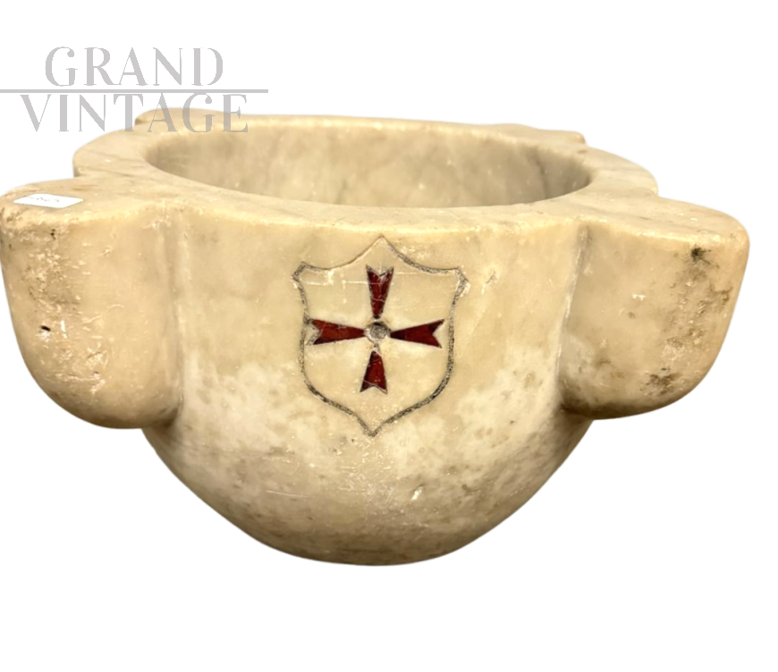 Grande mortaio antico in marmo Carrara con stemma dell'Ordine di Malta                            