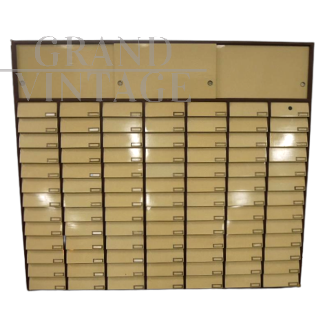 Grande schedario vintage da ufficio con 91 cassetti e ante scorrevoli                            