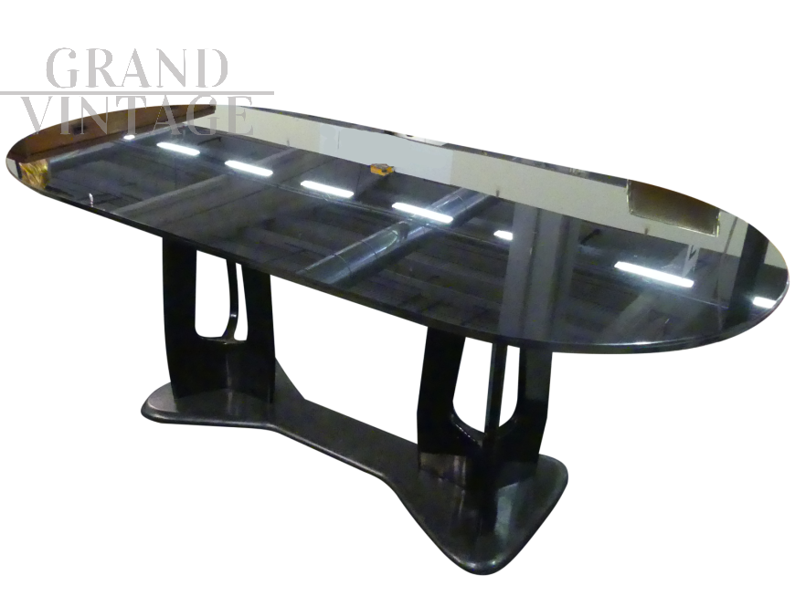 Grande tavolo vintage nero con piano in vetro e base in marmo