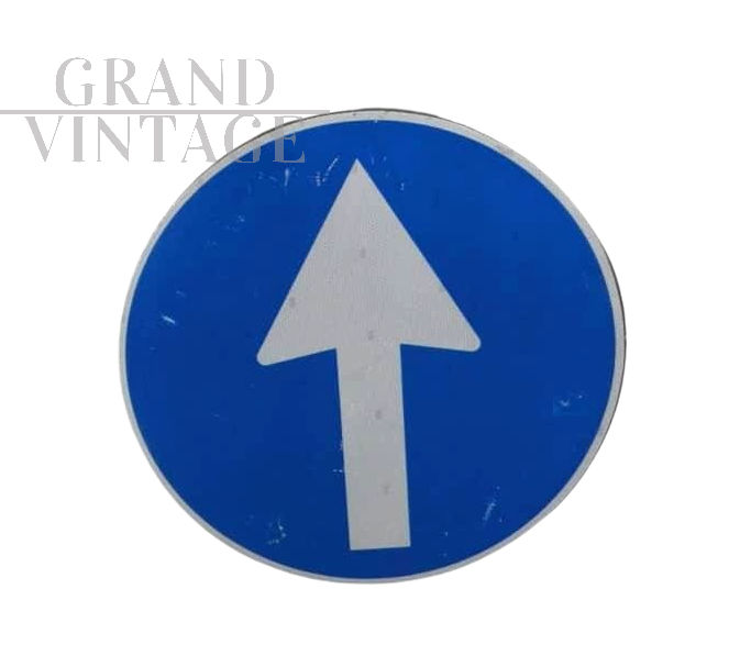 Insegna stradale vintage di direzione obbligatoria, Italia 1990                          