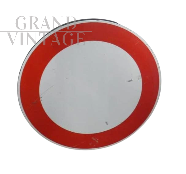 Insegna stradale vintage di divieto di transito, Italia 2004                            