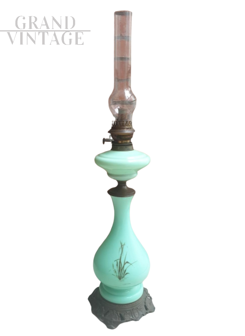 Lampada a petrolio vintage in vetro opalino                            