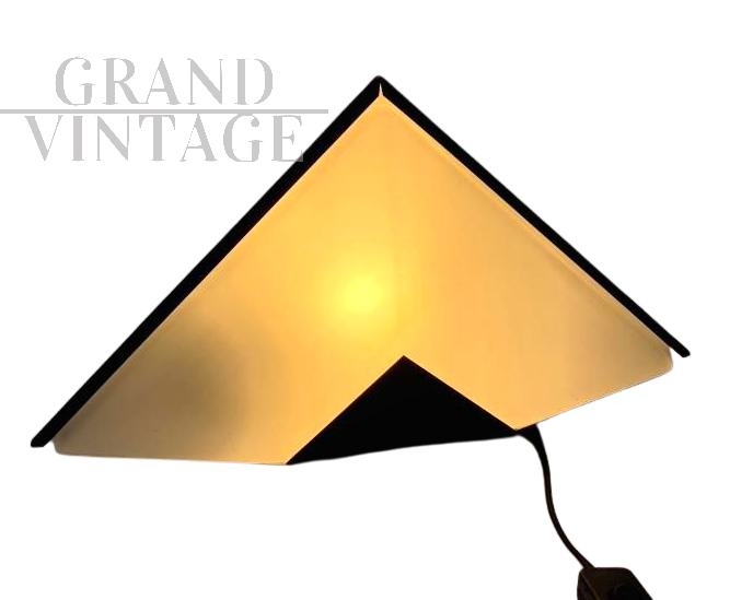 Lampada da tavolo vintage piramidale anni '70                            