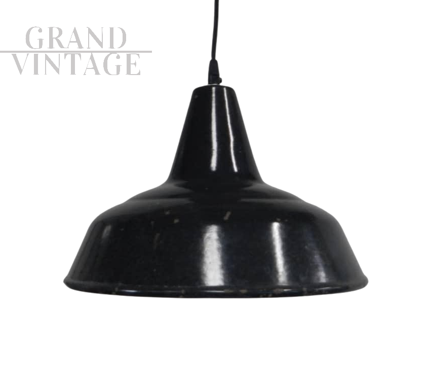Lampada industriale vintage a imbuto vintage in metallo nero, D40, anni '40                            