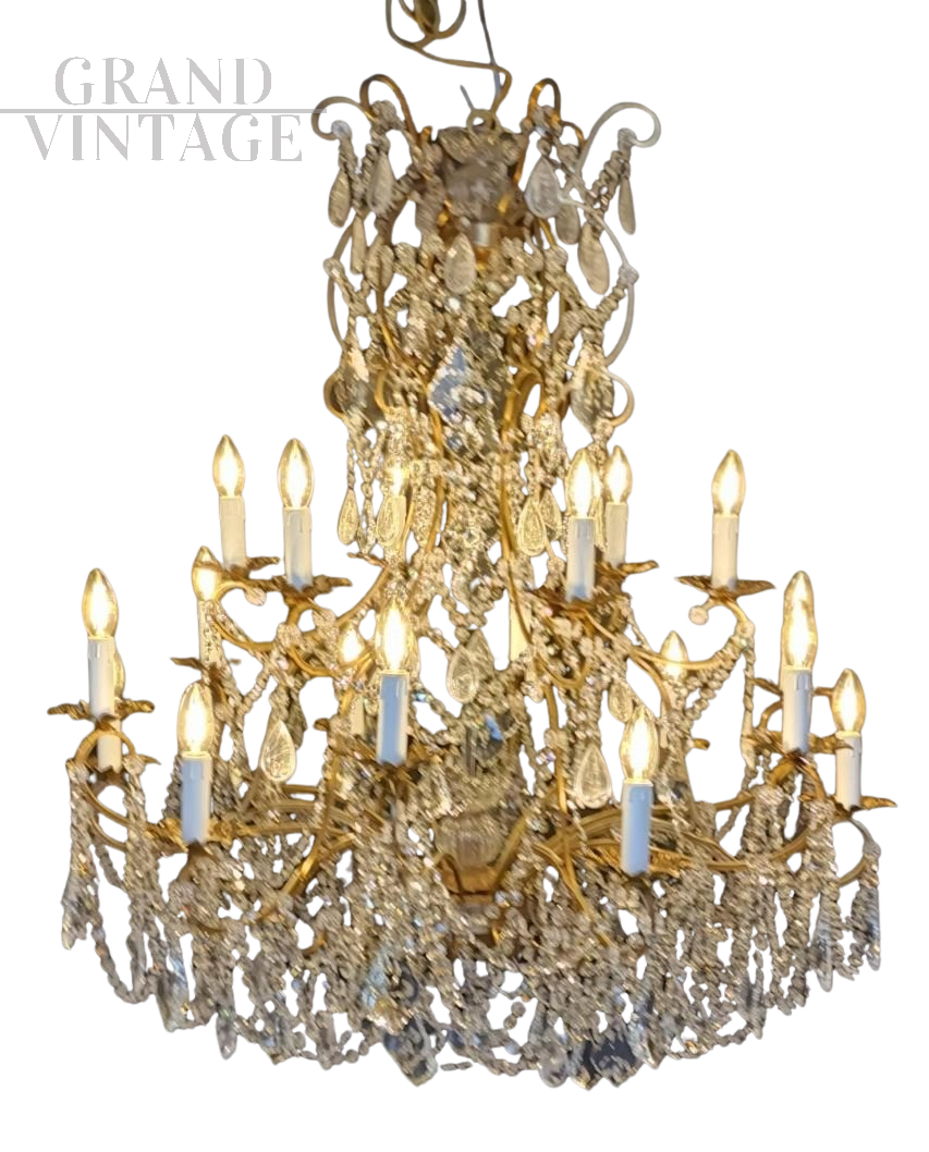 Lampadario in stile fiorentino con gocce di cristallo                            