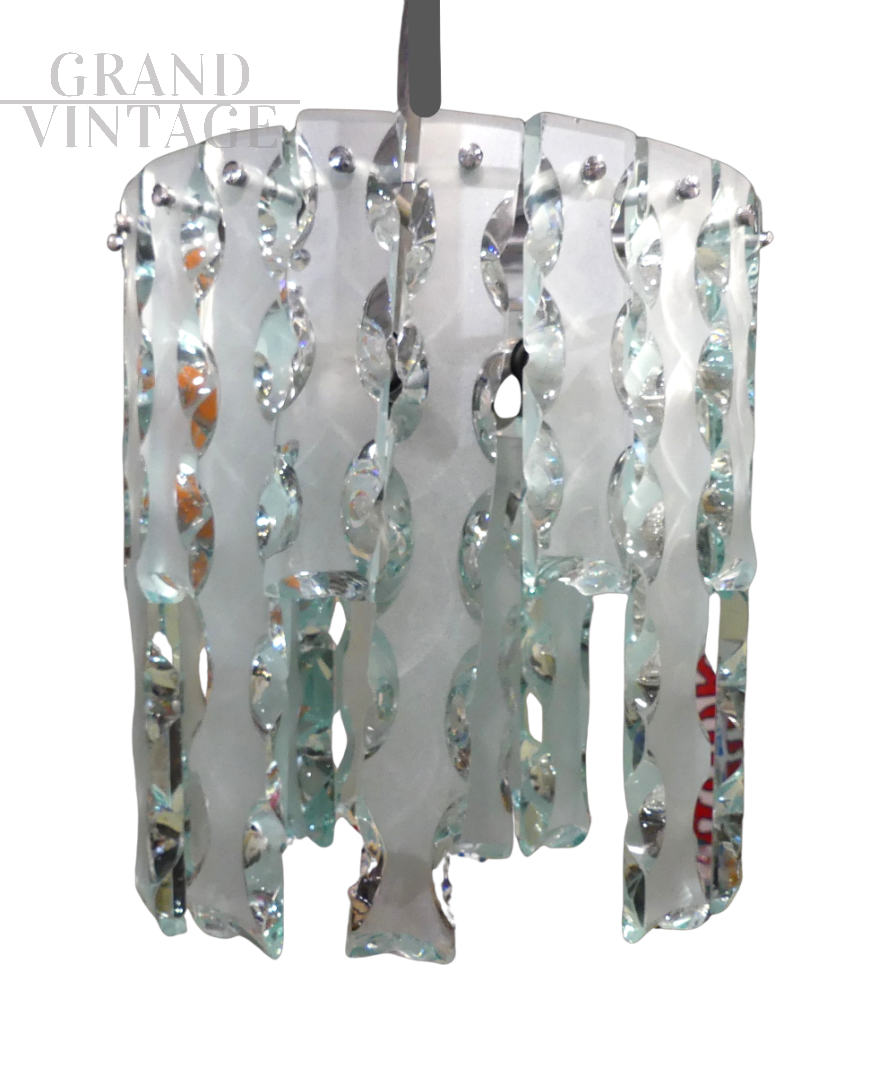Lampadario Vistosi con lastre di vetro satinate e lavorate ai bordi, anni '70                            