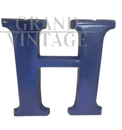 Lettera H in terracotta blu, anni '40