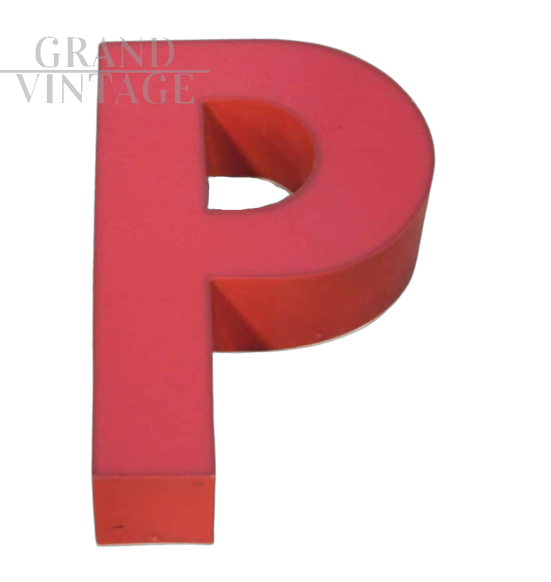 Lettera P in plastica rossa per insegna vintage anni '70                            