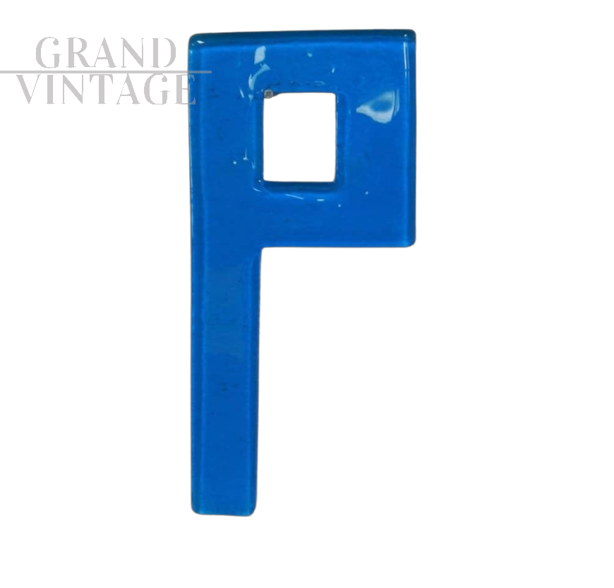 Lettera P in vetro azzurro, anni '80                            