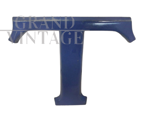 Lettera T piccola in terracotta blu, anni '40