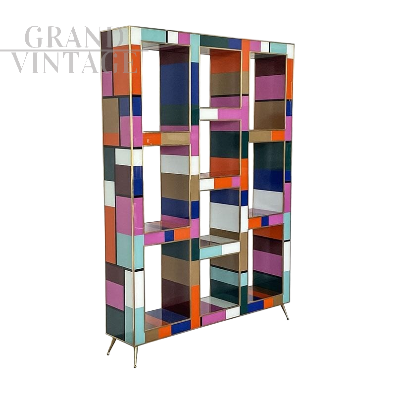 Libreria a giorno in legno rivestita in vetro colorato                            