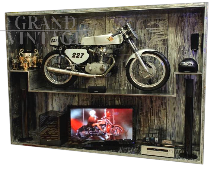 Libreria in metallo con moto Ducati da pista anni '60