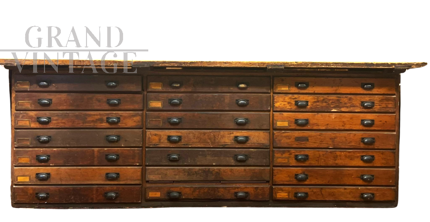 Mobile industriale bancone da tipografo con 20 cassetti                            