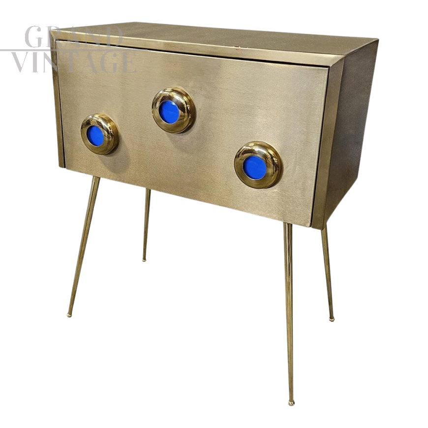 Mobiletto consolle in ottone con inserti circolari in vetro blu                            