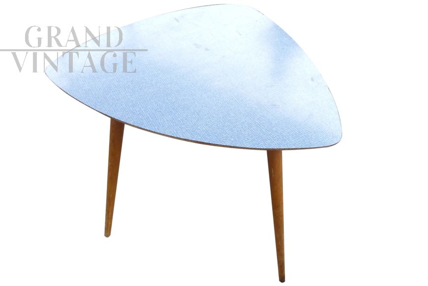 Tavolino anni '50 con piano triangolare in formica azzurra