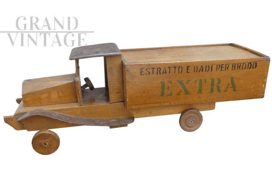 Camioncino pubblicitario del 1920 in legno