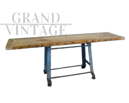 Piccolo tavolo da lavoro industriale in ghisa e legno, anni '50                            