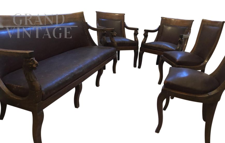 Salotto antico composto da divano, due poltrone e due sedie in pelle bordeaux