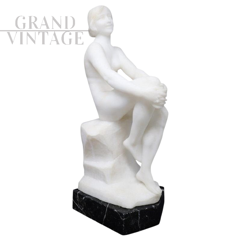 Scultura di donna Art Déco in marmo bianco                            