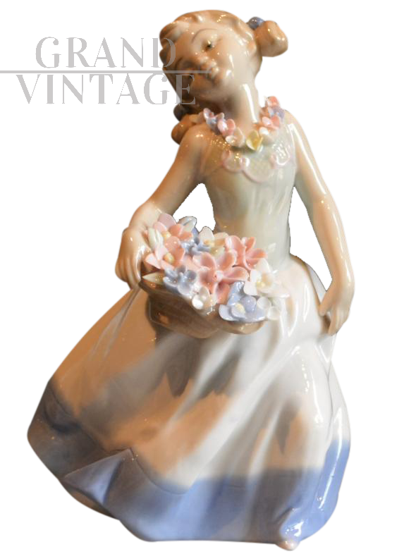 Scultura in porcellana vintage, ragazzina con cesta di fiori
