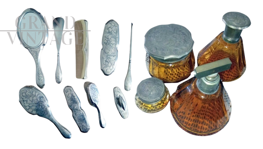 Set da toilette antico con spazzole, pettini, specchio e contenitori in argento e vetro                            