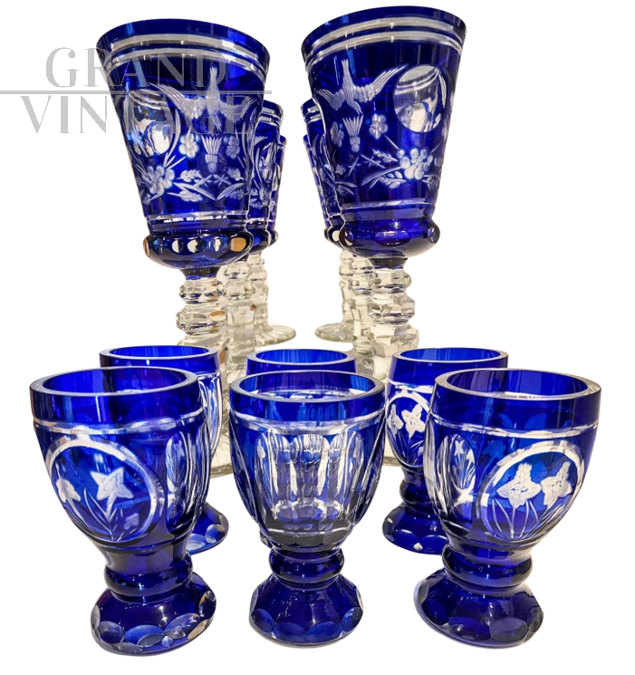 Set di 12 bicchieri e calici in vetro di Murano blu finemente decorato, Italia anni '70                            