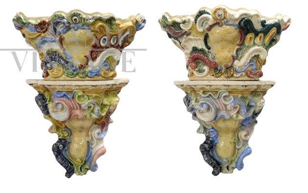 Set di due mensole con vaso in maiolica del XIX secolo                            