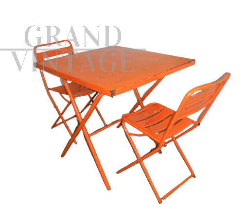 Set tavolino e 2 sedie industriali in metallo arancione, anni '70