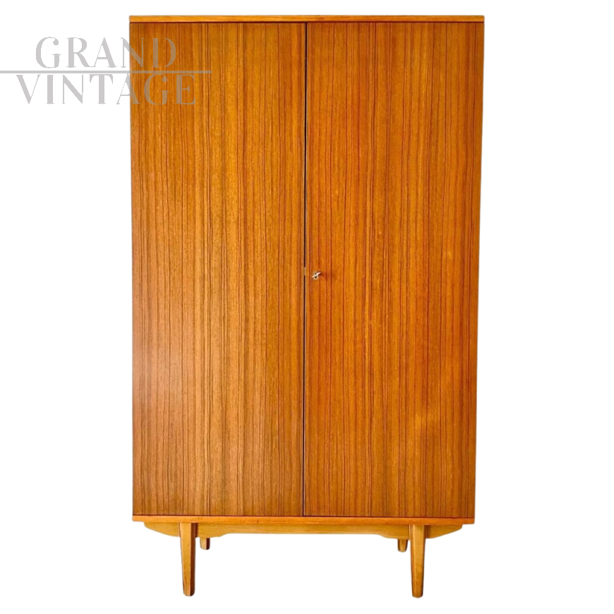 Stipo armadietto vintage in teak in stile scandinavo, Italia 1960                            