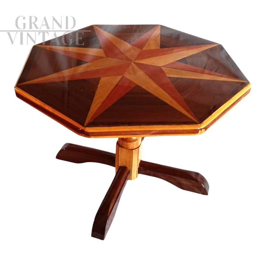 Tavolino in stile rinascimentale con piano ottagonale intarsiato                            