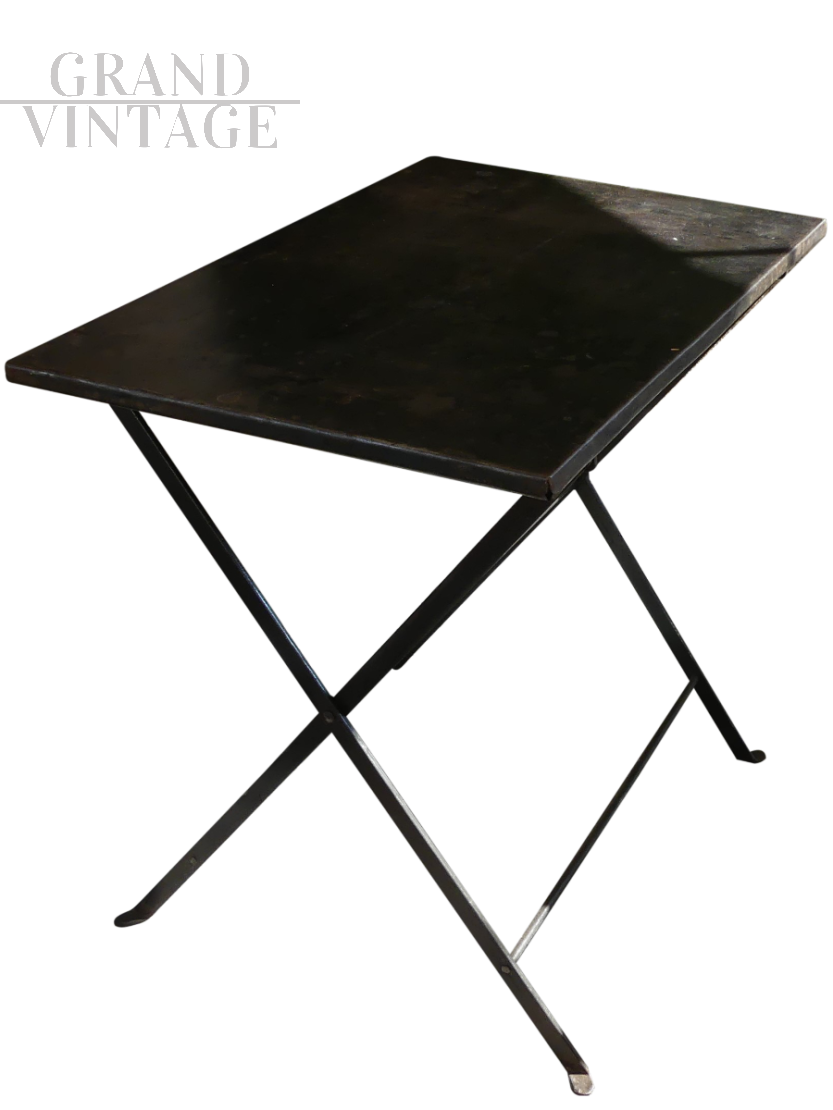 Tavolino industriale vintage pieghevole in ferro