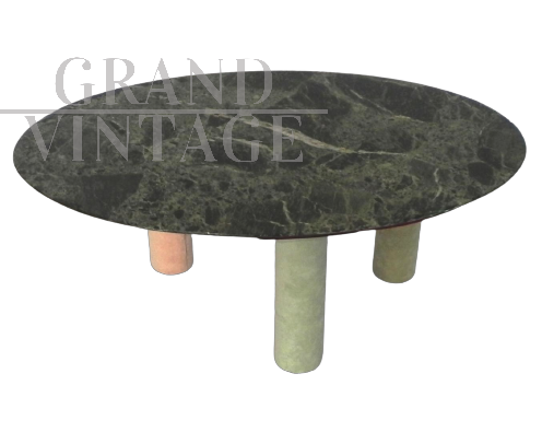 Tavolino ovale con piano in marmo verde alpi e gambe rivestite in alcantara                            