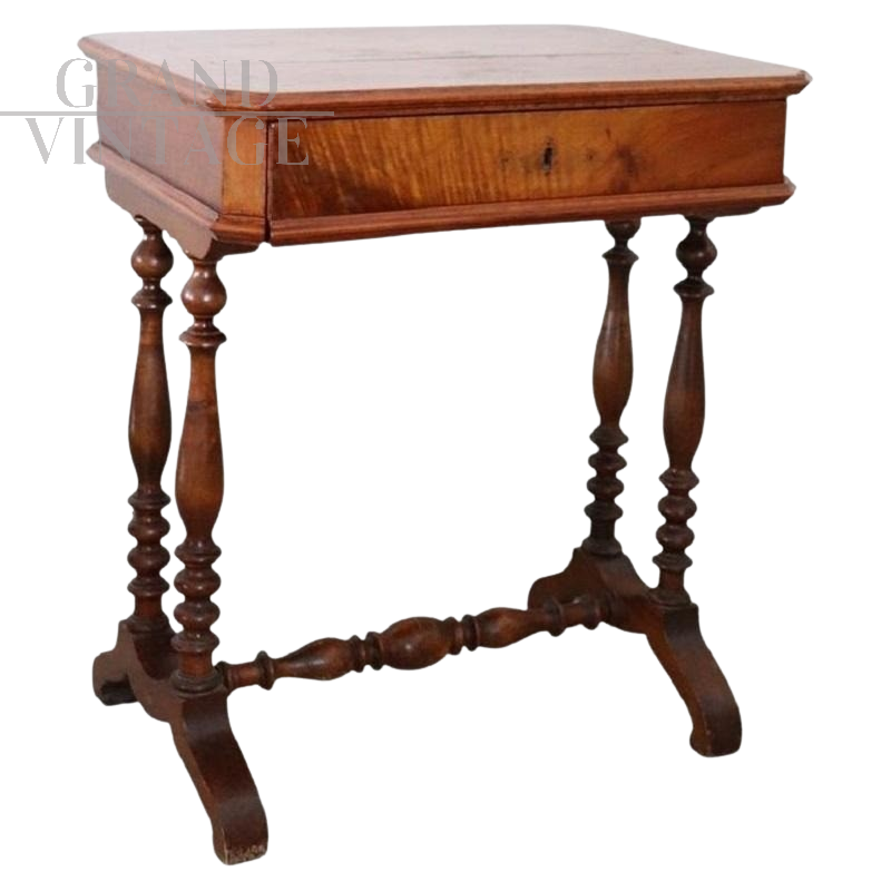 Tavolino piccolo scrittoio antico in noce, metà XIX secolo                            
