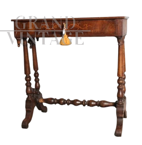 Tavolino scrittoio antico Carlo X in noce e acero intarsiato, 1830                            