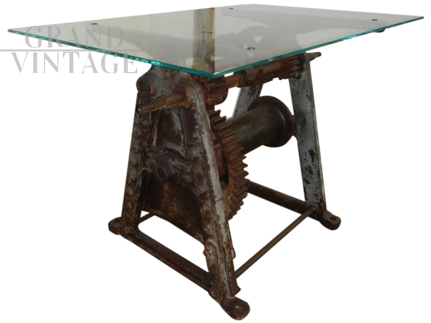 Tavolino stile industriale in ferro anni '40, ricavato da un verricello da porto