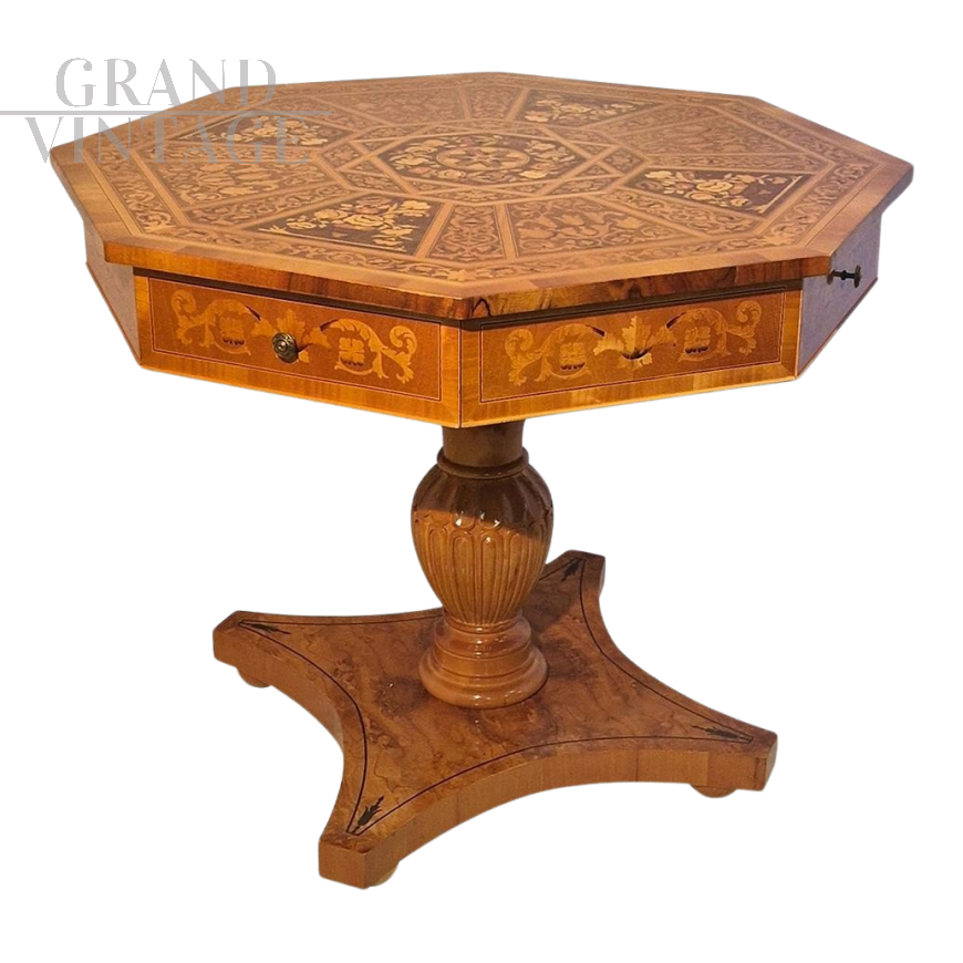 Tavolo ottagonale intarsiato in stile antico                            