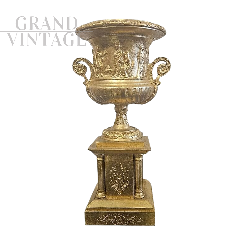 Vaso a colonna in stucco dorato in stile antico                            