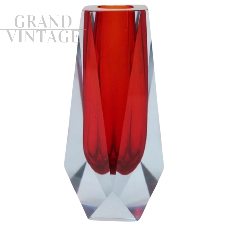 Vaso anni '60 in vetro di Murano sommerso rosso sfaccettato                            
