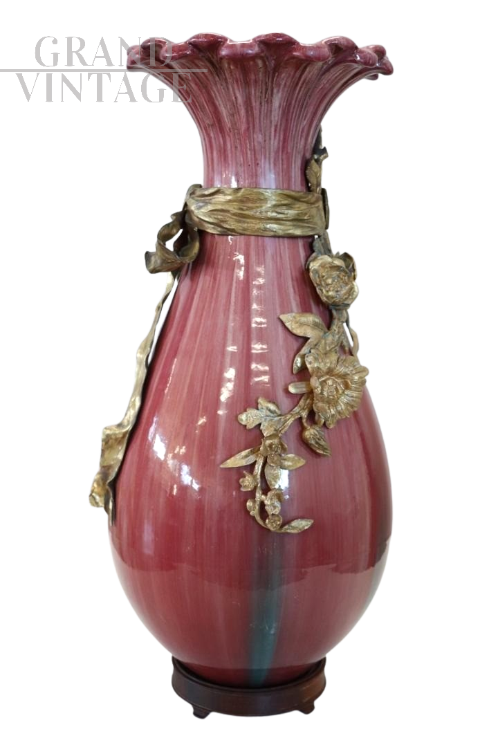 Vaso antico di fine '800 in ceramica rosa con decori in bronzo                            