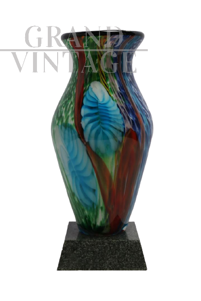 Vaso in vetro policromo con base in marmo