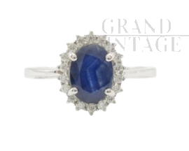 Anello con zaffiro ovale e diamanti                            