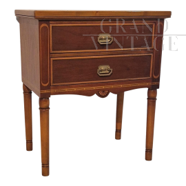 Comodino con due cassetti in stile Liberty inglese                            