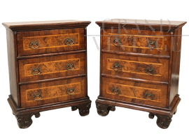 Coppia di comodini comode Luigi XV in noce, Italia '700                            