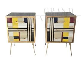 Coppia di comodini in vetro colorato con geometrie                            