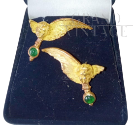 Coppia di orecchini vintage con angeli in oro e smeraldi                            
