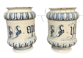 Coppia di vasi albarello da farmacia antichi in ceramica di Bassano, XVIII secolo                            
