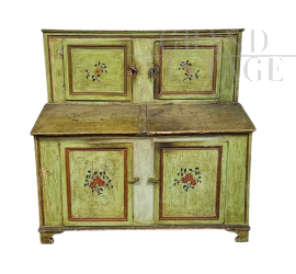 Credenza antica laccata e dipinta con motivi floreali                            