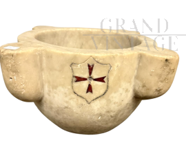 Grande mortaio antico in marmo Carrara con stemma dell'Ordine di Malta                            